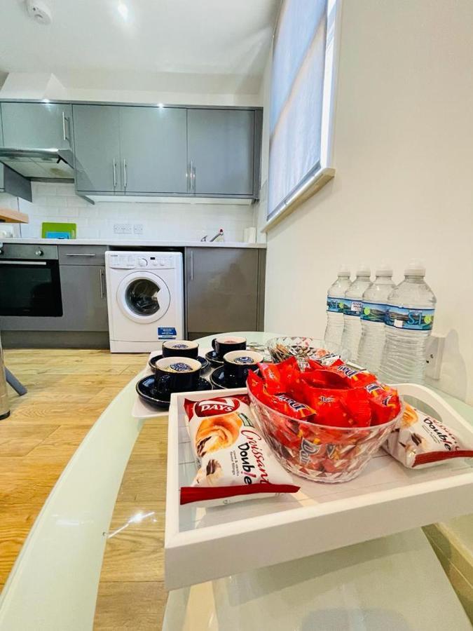 Lovely 2 Bedroom Serviced Apartment In Londra Esterno foto