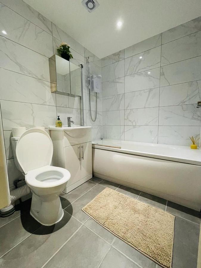 Lovely 2 Bedroom Serviced Apartment In Londra Esterno foto