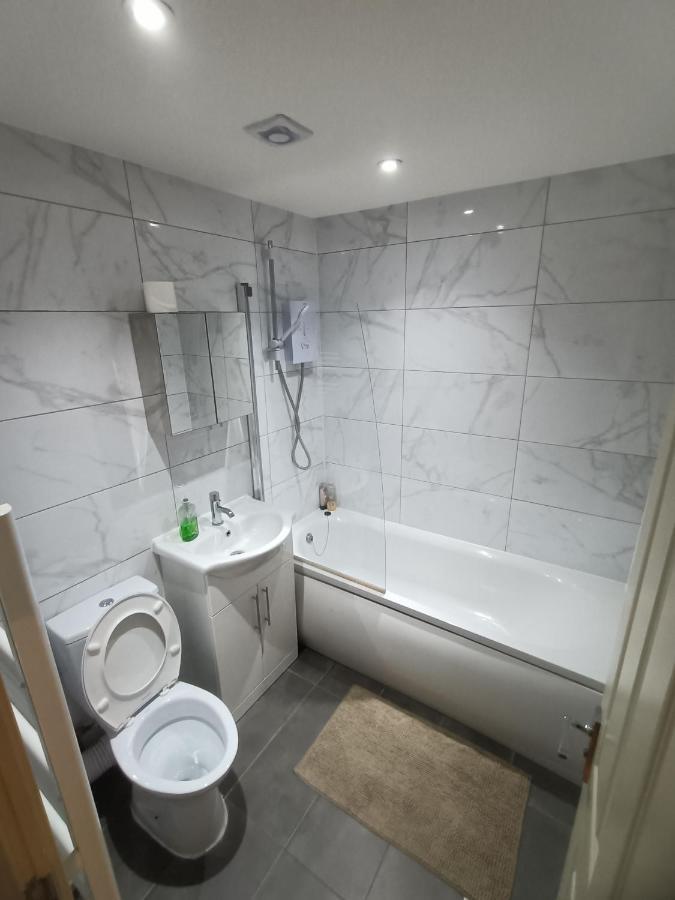 Lovely 2 Bedroom Serviced Apartment In Londra Esterno foto